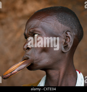 Suri Tribe donna con un labbro disco, Kibish, Valle dell'Omo, Etiopia Foto Stock