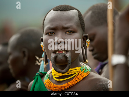 Suri Tribe donna con labbro allargata in corrispondenza di una cerimonia organizzata dal governo, Kibish, Valle dell'Omo, Etiopia Foto Stock