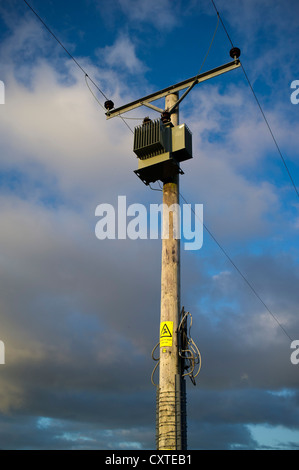 dh Hydro Electric ELECTRIC UK trasformatore elettrico e linee ad alto filo di polo Foto Stock