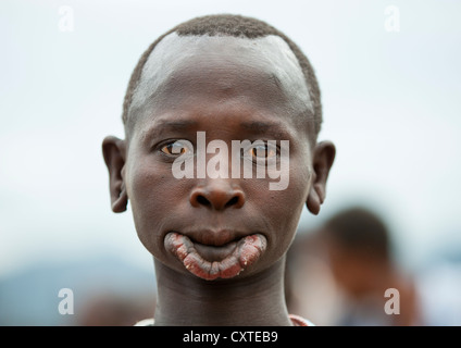 Suri Tribe donna con un ingrandimento di un labbro, Kibish ad una cerimonia organizzata dal governo, Valle dell'Omo, Etiopia Foto Stock