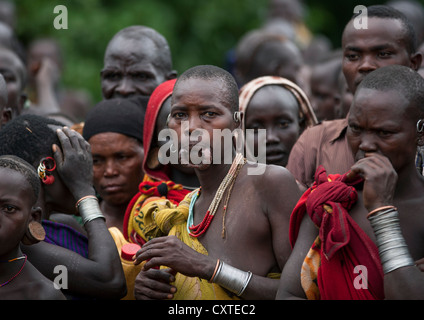 Suri tribù le donne nel corso di una cerimonia organizzata dal governo con orecchioni allargata e il labbro, Kibish, Valle dell'Omo, Etiopia Foto Stock