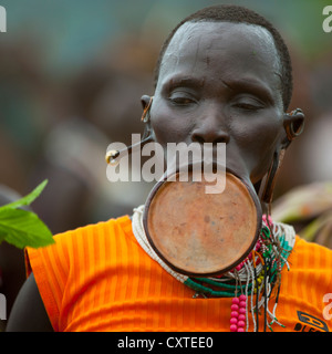 Suri Tribe donna con un labbro piastra ad una cerimonia organizzata dal governo, Kibish, Valle dell'Omo, Etiopia Foto Stock