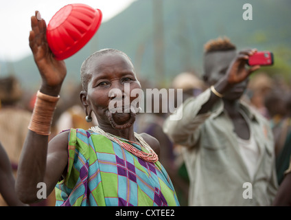 Suri Tribe donna con un ingrandimento di un labbro, Kibish ad una cerimonia organizzata dal governo, Valle dell'Omo, Etiopia Foto Stock