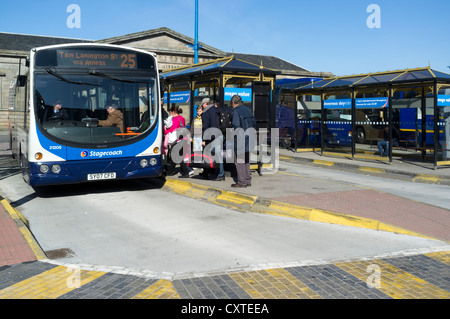 dh stazione degli autobus INVERNESS INVERNESSSHIRE Stagecoach carico passeggeri Scozia autobus trasporti gran bretagna highlands viaggio di viaggio al terminal dei passeggeri scozzesi Foto Stock