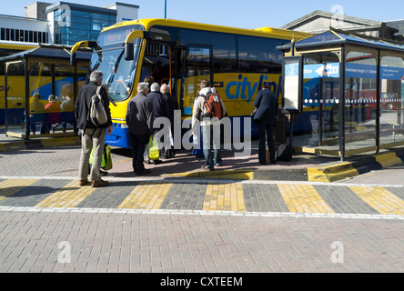 dh Inverness stazione degli autobus INVERNESS INVERNESSSHIRE autobus Citylink che carica i passeggeri gli autobus del regno unito trasportano la scozia viaggiano al terminal delle highlands folla Foto Stock