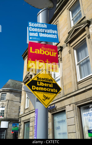 dh partiti politici scozzesi POLITICA UK Posters conservatore liberal lavoro firma uk elezione Scozia campagna elezioni giorno Foto Stock