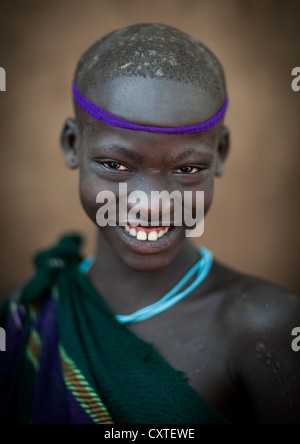 Sorridente Bodi tribù bambino, Hana Mursi, Valle dell'Omo, Etiopia Foto Stock