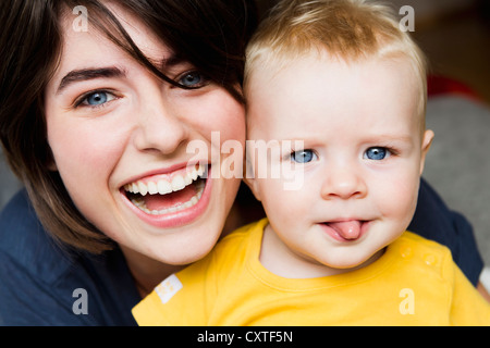 La madre e il bambino in posa insieme Foto Stock