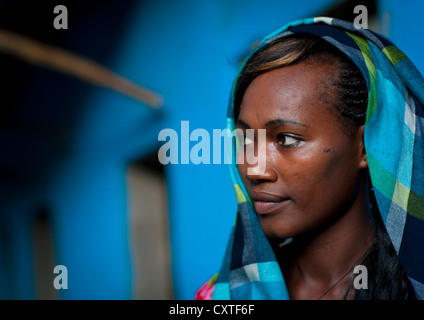 Giovane cameriera con un velo a Hana Mursi Hotel, Valle dell'Omo, Etiopia Foto Stock