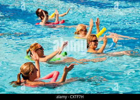 Un aqua aerobics classe in un complesso di vacanza in Mirina, su Lemnos, Grecia. Foto Stock