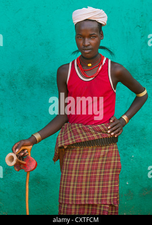 Colorata tribù Erbore Uomo con poggiatesta e una Collana fatta di capelli Giraffe, Turmi, Valle dell'Omo, Etiopia Foto Stock