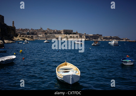 Una barca galleggia ancorato davanti a La Valletta, capitale di Malta, 10 giugno 2012. Foto Stock