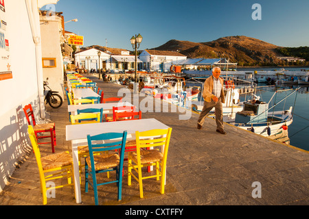 Tradizionale greco piccole barche da pesca in Mirina su Lemnos, Grecia e harbourside taverne. Foto Stock