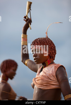 Hamar tribù donna chiedendo di essere montata durante Bull Jumping cerimonia, Turmi, Valle dell'Omo, Etiopia Foto Stock