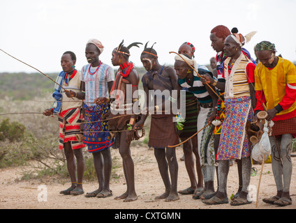 Hamar trib uomini e Whippers a Bull Jumping cerimonia, Turmi, Valle dell'Omo, Etiopia Foto Stock