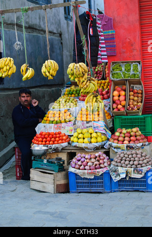 Pressione di stallo di frutta sulla strada a Srinagar Foto Stock