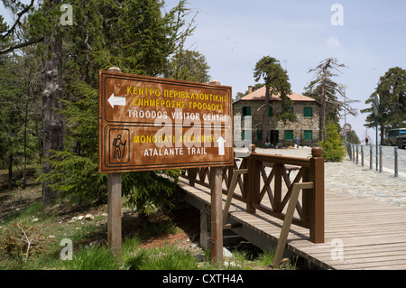 Dh TROODOS Cipro Cipro sentiero di montagna la segnaletica ed edifici Foto Stock