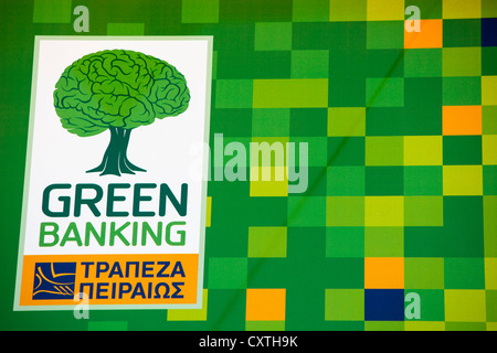 Un verde banca greca in Mirina su Lemnos, Grecia. Foto Stock