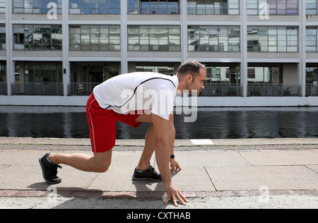 Runner in bilico su una strada di città Foto Stock