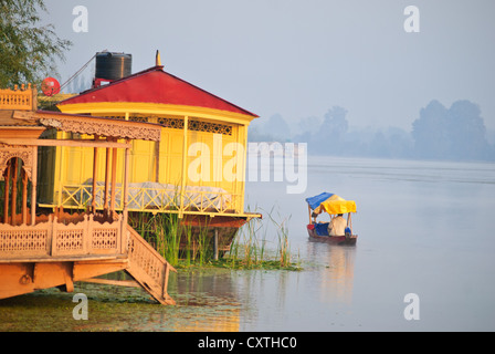 Case galleggianti e Shikara nel lago Nagin Foto Stock