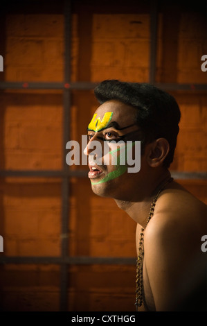 Chiudere verticale su ritratto di un artista Kathakali prima le prestazioni. Foto Stock