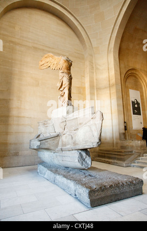 La Vittoria Alata di Samotracia da ignoto scultore greco. Il museo del Louvre, Parigi, Francia Foto Stock