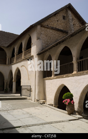 dh Monastero di Santa Croce Omodos TROODOS CIPRO Chiesa antichi edifici arcate balcone arco montagne cipriote monasteri Foto Stock