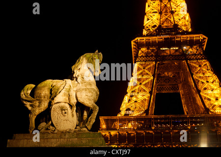 Statua equestre del Pont d'Iena e la Torre Eiffel, Parigi Francia Foto Stock