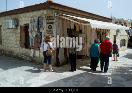 dh Omodos TROODOS CIPRO Donne turisti shopping Cipriota villaggio strada negozi merletti artigianato donna vacanza Foto Stock