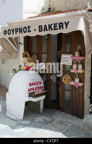 dh Omodos TROODOS CIPRO SUD piccola panetteria cipriota e pane forno villaggio negozio villaggi sud Foto Stock