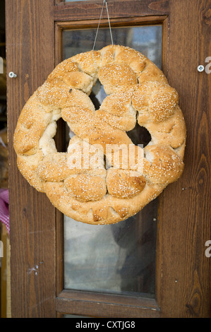 dh Omodos TROODOS CIPRO SUD Cipriota panetteria pane esposto alla porta merce negozio Foto Stock