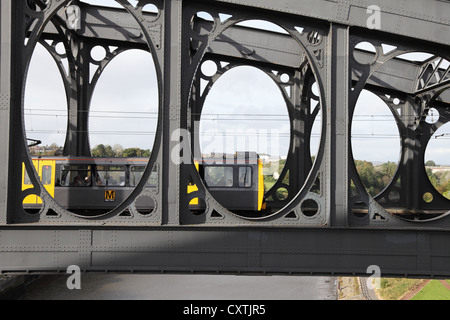 Metro treno attraversando Monkwearmouth ponte ferroviario a Sunderland North East England Regno Unito Foto Stock