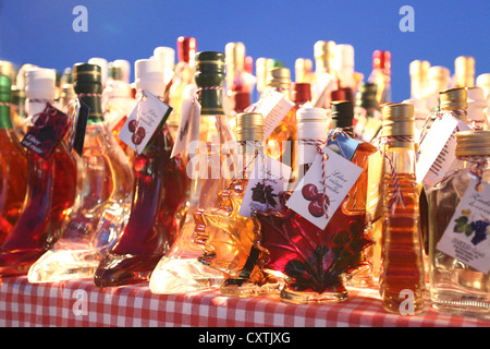 Distillati tradizionali sul display al mercato in stallo Sveti Filip i Jakov, Croazia. Foto Stock