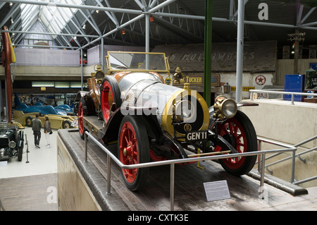 dh British National Motor Museum BEAULIEU MUSEUMS HAMPSHIRE ENGLAND Chitty Chitty Bang Bang mostra auto all'interno Foto Stock