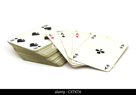 Mazzo di vecchie carte da gioco con ace carte in cima isolata su sfondo bianco. Foto Stock