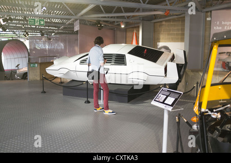 dh National Motor Museum UK BEAULIEU MUSEUMS HAMPSHIRE ENGLAND Man Guardando i visitatori di 1977 auto Lotus Esprit James Bond mostra Foto Stock