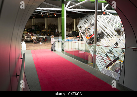 dh British National Motor Museum BEAULIEU MUSEUMS HAMPSHIRE ENGLAND Woman guardando le auto da corsa vistor uk mostra visitatori Foto Stock