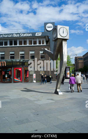 Dh la stazione degli autobus di Buchanan Street la stazione degli autobus di Glasgow orologio moderno scultura al di fuori del Regno Unito bus terminal Foto Stock