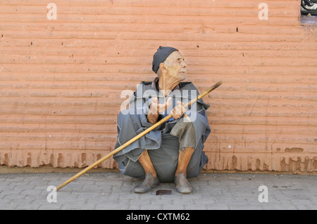 Un mendicante di Strada nel vecchio centro di Medina di Marrakech, Marocco Foto Stock