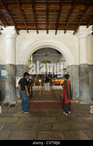 Verticale vista interna di turisti a piedi attorno a San Francesco Chiesa a Fort Cochin in Kerala. Foto Stock