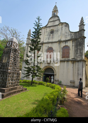 Vista verticale dell'entrata anteriore e il cenotafio di San Francesco Chiesa di Fort Cochin in Kerala. Foto Stock