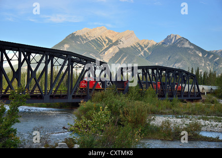 Il Canadian National treno merci il traino di un carico di vagoni ferroviari Foto Stock