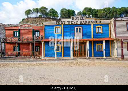 Western Town, una vista frontale di un vecchio hotel fort west Barranco, presso la Reserva Sevilla El Castillo De Las Guardas, Spagna Foto Stock