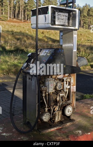 Una vecchia pompa del carburante mostra meccanismi interni e a nessun segno di carburante nella finestra dei prezzi Foto Stock