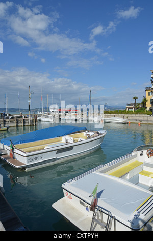 Crociera barche ormeggiate nel porto. Sirmione sul Lago di Garda, provincia di Brescia, regione Lombardia, Italia Foto Stock