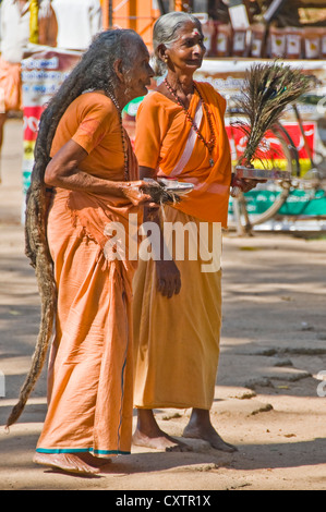 Ritratto verticale di una femmina di pellegrino fuori l'ingresso dell'Mannarasala Sree Nagaraja tempio in Haripad, Kerala. Foto Stock
