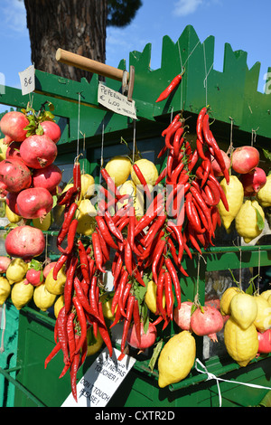 Peperoni secchi, limoni e melograni appesi sulla bancarella di strada, Sirmione sul Lago di Garda, provincia di Brescia, regione Lombardia, Ital Foto Stock