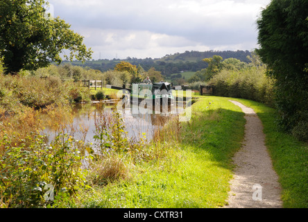 Narrowboat 'Sadie' lascia Lock n. 6 in Macclesfield Canal vicino Bosley, Cheshire, Inghilterra Foto Stock