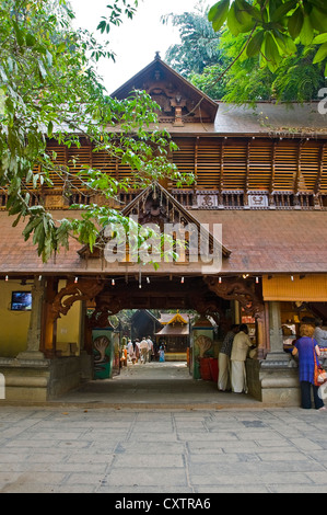 Vista verticale dell'entrata del Mannarasala Sree Nagaraja Tempio o Tempio del Serpente in Haripad, Kerala. Foto Stock