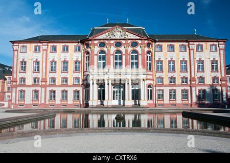 Bellissimo castello barocco di Bruchsal in Germania con acqua la riflessione Foto Stock